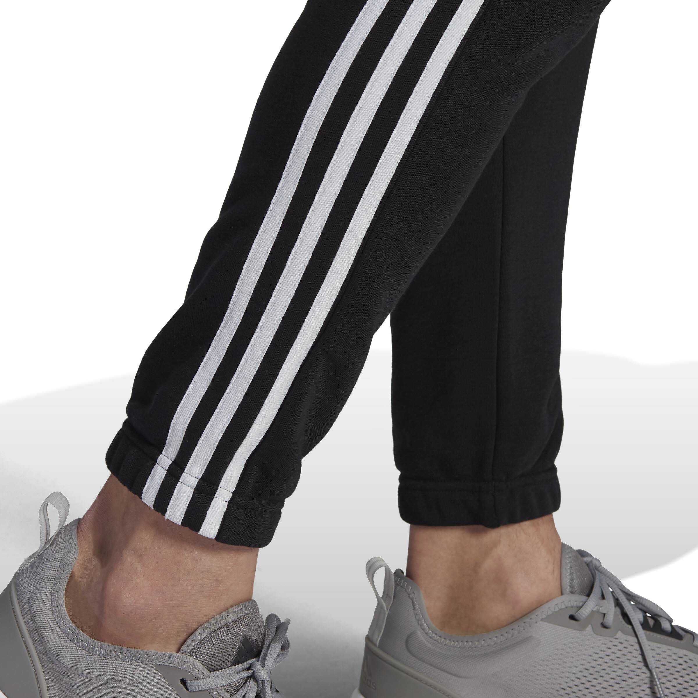 adidas Essentials French TerryTapered 3-Streifen Herren Jogginghose Trainingshose schwarz